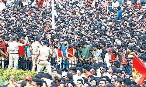 பெங்களூரு சின்னசாமி மைதானம் அருகே நேற்று மாலை திரண்டிருந்த ஏராளமான ரசிகர்கள்.