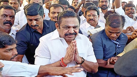 சென்னை ராயப்பேட்டையில் உள்ள அதிமுக தலைமை அலுவலகத்தில் நேற்று நடைபெற்ற அதிமுக எம்எல்ஏக்கள் கூட்டத்தில் பங்கேற்க வந்த கட்சியின் பொதுச் செயலாளர் பழனிசாமி. | படம்: ம.பிரபு |