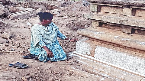 கோயில் கல்வெட்டை பார்வையிட்ட வரலாற்று ஆர்வலரும், சிற்பத்துறை ஆய்வாளருமான தேவி.