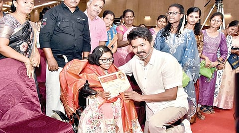 தமிழக வெற்றிக் கழகம் சார்பில் 2-ம் கட்டமாக 10 மற்றும் 12-ம் வகுப்பு
பொதுத் தேர்வில் அதிக மதிப்பெண்கள் பெற்ற மாணவர்களுக்கு
பாராட்டு விழா, மாமல்லபுரத்தில் நேற்று நடைபெற்றது. இதில் தவெக தலைவர் விஜய் மாணவ, மாணவியரை பாராட்டி பரிசுகளை வழங்கினார். | படம்: எம்.முத்துகணேஷ் |