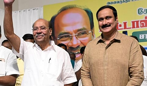 ராமதாஸுடன், அன்புமணி ராமதாஸ் | கோப்புப் படம்.