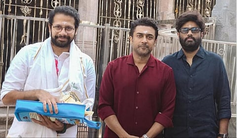 பழநி தண்டாயுதபாணி சுவாமி கோயிலில் நடிகர் சூர்யா, இயக்குநர் வெங்கி அட்லூரி ஆகியோர் சாமி தரிசனம் செய்தனர்.