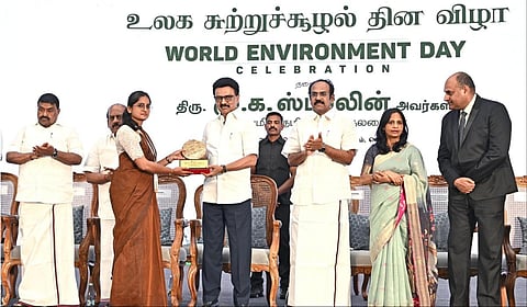 சென்னை வர்த்தக மையத்தில் நடந்த விழாவில் முதல்வர் மு.க.ஸ்டாலின் சிறந்த மாவட்ட வன அலுவலகர், வனச்சரகர்களுக்கு விருதுகளை வழங்கினார்