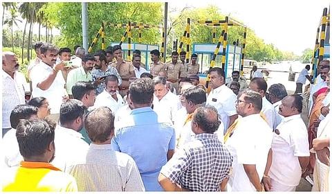 திண்டுக்கல் - நத்தம் சாலையில் சுங்கச்சாவடி திறக்க எதிர்ப்பு: அதிகாரிகளை முற்றுகையிட்ட பொதுமக்கள்