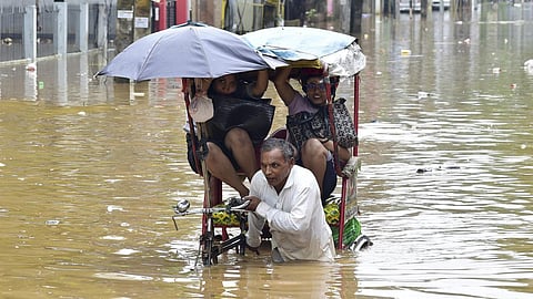 குவஹாத்தியில் வெள்ளத்தில் பயணிக்கும் ஆட்டோ ரிக்ஷா