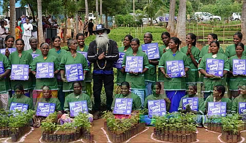 உலக சுற்றுச்சூழல் தினத்தையொட்டி ஒசூர் அருகே செயின்ட் பீட்டர் மருத்துவக் கல்லூரியில் காவேரி கூக்குரல் இயக்கம் சார்பில் மரம் நடுவிழா நடைபெற்றது.