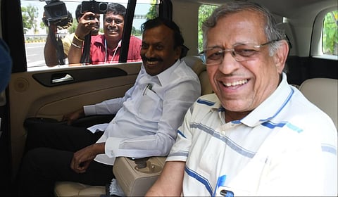 பாமக நிறுவனர் ராமதாஸை தைலாபுரத்தில் உள்ள அவரது இல்லத்தில் ஆடிட்டர் குருமூர்த்தி மற்றும் சைதை துரைசாமி ஆகியோர் சந்தித்துப் பேசினர் | படங்கள்: எம்.சாம்ராஜ்