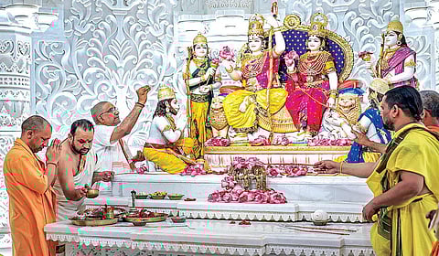 அயோத்தி ராமர் கோயில் வளாகத்தில் அமைக்கப்பட்டுள்ள 8 சன்னதிகளில் சுவாமி சிலைகள் நேற்று பிரதிஷ்டை செய்யப்பட்டன. இதில் உ.பி. முதல்வர் யோகி ஆதித்யநாத் பங்கேற்று, கோயிலின் முதல் தளத்தில் அமைக்கப்பட்டுள்ள ராம் தர்பாரில் வழிபட்டார். படம்: பிடிஐ