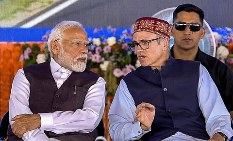 நிகழ்ச்சியில் பிரதமர் மோடியுடன் பங்கேற்ற முதல்வர் உமர் அப்துல்லா