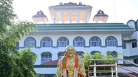 மதுபான விற்பனை விவரங்களை டாஸ்மாக் வலைதளத்தில் பதிவேற்ற கோரி வழக்கு: தமிழக அரசு பதில் அளிக்க உத்தரவு