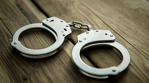 சென்னை | தன்னை காதலிக்க வற்புறுத்தி பள்ளி மாணவியை தாக்கிய அதிமுக நிர்வாகி கைது