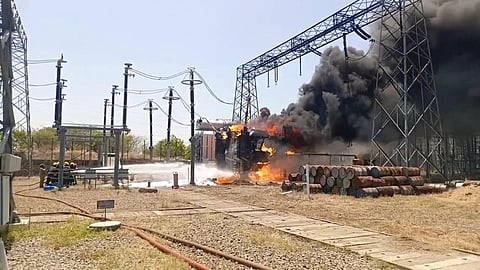 கயத்தாறு அருகே உபமின் நிலைய மின்மாற்றியில் பயங்கர தீ விபத்து: பல மணி நேரம் போராடி தீயணைப்பு