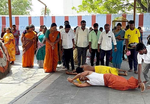 பாமகவில் ஒற்றுமை திரும்ப வேண்டி கிருஷ்ணகிரி கோயிலில் அங்கப்பிரதட்சணம்!