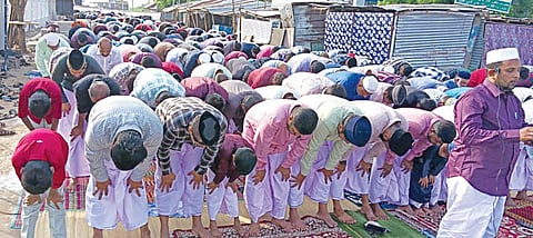 நாகூர் சில்லடி தர்கா கடற்கரையில் நேற்று நடைபெற்ற பக்ரீத் சிறப்புத் தொழுகை.