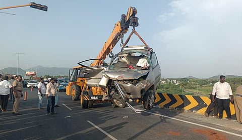 வாழப்பாடி அருகே கார் விபத்தில் பெண்கள் உட்பட 4 பேர் உயிரிழப்பு