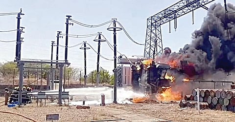 மின்மாற்றியில் ஏற்பட்ட தீயை அணைக்கும் பணியில் ஈடுபட்ட தீயணைப்பு வீரர்கள்.