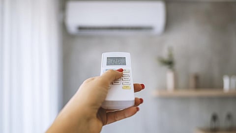 கோடையில் மின் கட்டணம் அதிகரிக்கிறதா? - ஏ.சி.யை 24 டிகிரியில் வைத்தால் பணத்தை மிச்சப்படுத்தலாம்