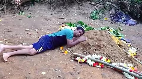 ‘நான் இங்கேயே இருந்து விடுகிறேன்’ - நெரிசலில் உயிரிழந்த மகனின் கல்லறையில் தந்தை உருக்கம்