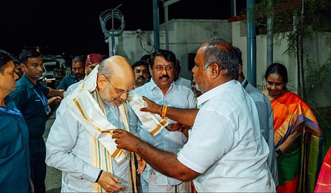 மதுரை விமான நிலையத்தில் உள்துறை அமைச்சர் அமித்ஷாவை வரவேற்ற அதிமுக முன்னாள் அமைச்சர் ஆர்.பி.உதயகுமார்