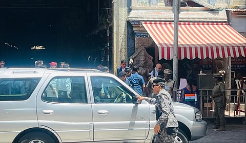 மதுரை வந்துள்ள உள்துறை அமைச்சர் அமித்ஷா மீனாட்சியம்மன் கோயிலில் சாமி தரிசனம் செய்தார்.