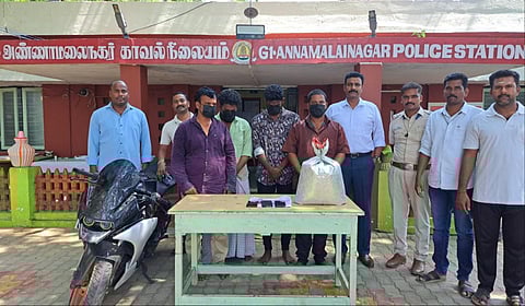 சிதம்பரம் அருகே ஆந்திராவைச் சேர்ந்த கஞ்சா வியாபாரி நரசிம்மா உள்ளிட்ட 4 பேரை போலீஸார் கைது செய்தனர்.