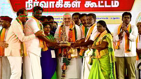 மதுரையில் நேற்று நடைபெற்ற பாஜக நிர்வாகிகள் ஆலோசனைக் கூட்டத்தில் பங்கேற்ற மத்திய உள்துறை அமைச்சர் அமித்ஷாவுக்கு முருகன் சிலையை வழங்கிய கட்சியினர். படம்: நா.தங்கரத்தினம்