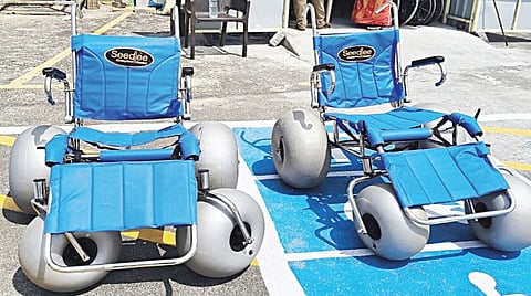 சென்னை மாநகராட்சி சார்பில் மெரினா கடற்கரையில் நீலக்கொடி சான்றிதழ் திட்டத்தின்கீழ் மாற்றுத் திறனாளிகளுக்காக புதிதாக வாங்கப்
பட்டுள்ள பிரத்தியேக சக்கர நாற்காலி.