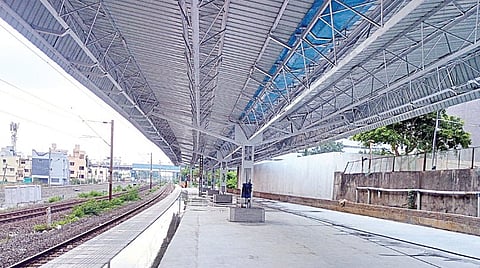 கிளாம்பாக்கம் ரயில் நிலையம் அமைக்கும் பணியின் ஒரு பகுதியாக, நடைமேடை அமைக்கும் பணி நடைபெற்று வருகிறது. ஒரு நடைமேடையின் மேற்கூரை அமைக்கப்பட்டு, தரைதள பணிகள் முடிவடையும் நிலையில் உள்ளன.