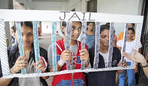 ராகிங் கொடுமைகள்: ஆக்கபூர்வமான நடவடிக்கை தேவை