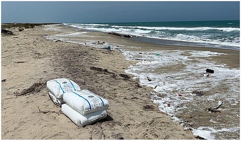 லைபீரியா சரக்கு கப்பலில் இருந்து கரை ஒதுங்கிய மூட்டைகள் - பொது மக்களுக்கு எச்சரிக்கை