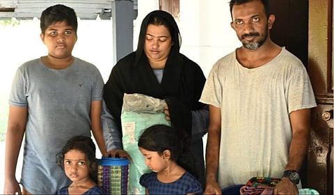 இலங்கையிலிருந்து ஒரே குடும்பத்தைச் சேர்ந்த 5 பேர் தனுஷ்கோடிக்கு அகதிகளாக வந்தனர்