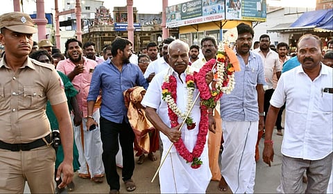 பழநியில் இந்து முன்னணி மாநில தலைவர் காடேஸ்வரா சுப்பிரமணியம் வேல் வழிபாடு செய்தார்