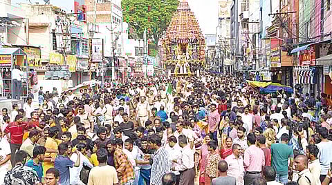 திருப்பதி கோவிந்தராஜ பெருமாள் கோயில் பிரம்மோற்சவத்தில் 8-ம் நாளான நேற்று காலை தேர்த்திருவிழா வெகுவிமரிசையாக நடைபெற்றது. இதில் திரளான பக்தர்கள் பங்கேற்றனர்.