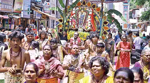 வைகாசி விசாகத்தை முன்னிட்டு சென்னை வடபழனி முருகன் கோயிலில் ராஜ அலங்காரத்தில் வீதியுலா வந்த உற்சவர். | படம்: ம.பிரபு |