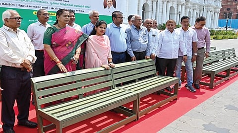 தமிழ்நாடு பிளாஸ்டிக் உற்பத்தியாளர்கள் சங்கம் சார்பில் பிளாஸ்டிக் கழிவுகளில் இருந்து தயாரிக்கப்பட்ட பூங்கா இருக்கைகளை, ரிப்பன் மாளிகையில் சென்னை மாநகராட்சி மேயர் ஆர்.பிரியாவிடம் சங்க நிர்வாகிகள் நேற்று வழங்கினர். | படம்: எஸ்.சத்தியசீலன் |