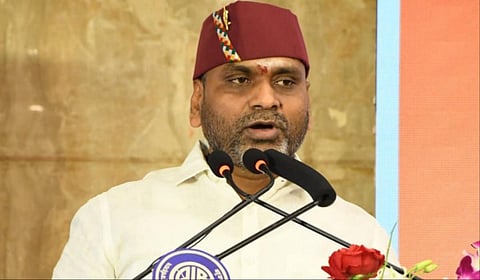 வித்தியாசமான தொப்பியுடன் மத்திய இணை அமைச்சர் எல்.முருகன்