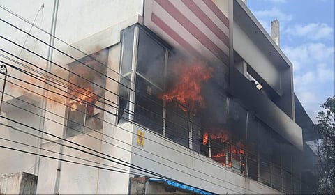 கோவை நீலிக்கோணாம்பாளையத்தில் தீவிபத்தில் எரிந்த வீட்டின் முதல் தளம்