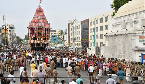 மதுரை கூடலழகர் கோயில் வைகாசி திருவிழா தேரோட்டத்தில் ஏராளமான பக்தர்கள் வடம்பிடித்தனர்