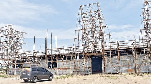 மதுரை முருக பக்தர்கள் மாநாட்டுக்காக அறுபடை வீடுகளின் மாதிரிகள் அமைக்கும் பணி நடைபெற்று வருகிறது. | படம்: எஸ்.கிருஷ்ணமூர்த்தி |