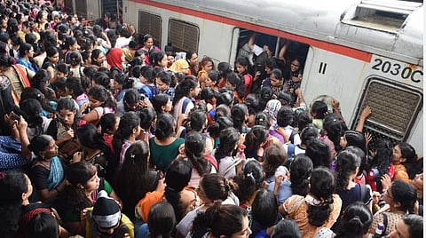 மும்பை புறநகர் ரயில்களில் தானியங்கி கதவு பொருத்த ரயில்வே அமைச்சகம் திட்டம்