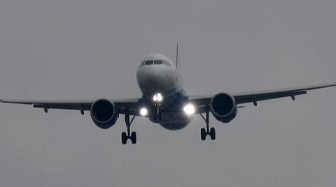 சென்னையில் தரையிறங்க வந்த ஏர் இந்தியா எக்ஸ்பிரஸ் விமானம் மீது லேசர் லைட் ஒளி அடிக்கப்பட்டதால் பரபரப்பு