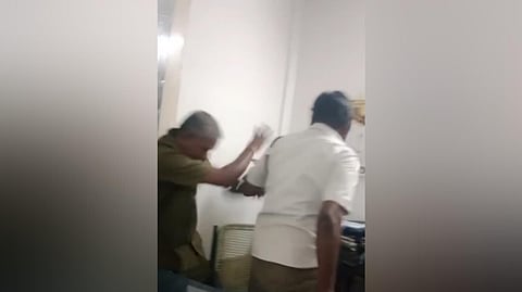 அரசுப் பேருந்து ஓட்டுநரை காலணியால் தாக்கிய சம்பவம்: மதுரையில் உதவி மேலாளர் உட்பட 5 பேர் மீது வழக்கு