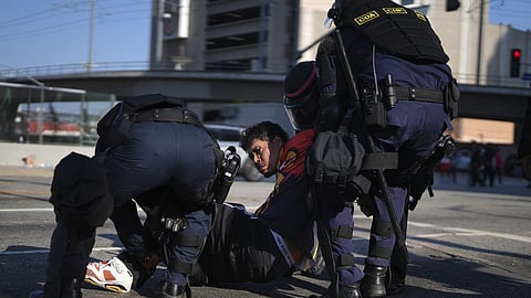 லாஸ் ஏஞ்சல்ஸில் தொடரும் பதற்றம்: ஊரடங்கு உத்தரவு அமல்