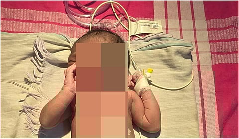 திருத்தணி அரசு மருத்துவமனை அருகே முட்புதரில் வீசப்பட்ட பச்சிளம் குழந்தை மீட்பு