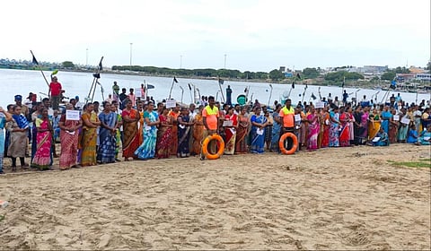 கன்னியாகுமரி அருகே சின்னமுட்டம் கடற்கரையில் மீனவர்கள் குடும்பத்துடன் கடல் முற்றுகை போராட்டம் நடத்தினர்.