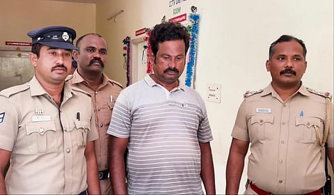 கிருஷ்ணகிரியில் போலி சான்றிதழ் தயாரித்து கொடுத்த ராஜேந்திரன் என்பவரை போலீஸார் கைது செய்தனர்.