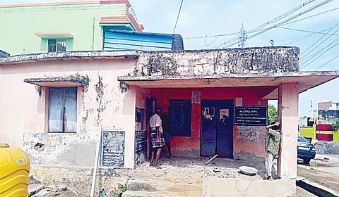 ஏகனாபுரம் கிராமத்தில் உள்ள நியாயவிலைக் கடையை தாங்களாகவே சீரமைத்த பொதுமக்கள்.