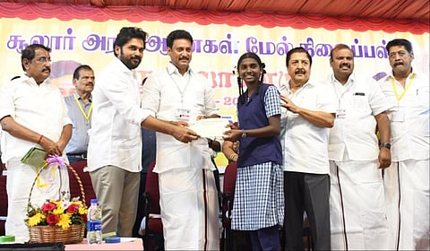சூலூர் வட்டாரத்தில் உள்ள அரசு பள்ளிகளில் பொதுத் தேர்வுகளில் சிறப்பிடம் பிடித்த மாணவிக்கு அமைச்சர் அன்பில் மகேஸ் பொய்யாமொழி ஊக்கத்தொகை வழங்கினார் | படம்: ஜெ.மனோகரன்.