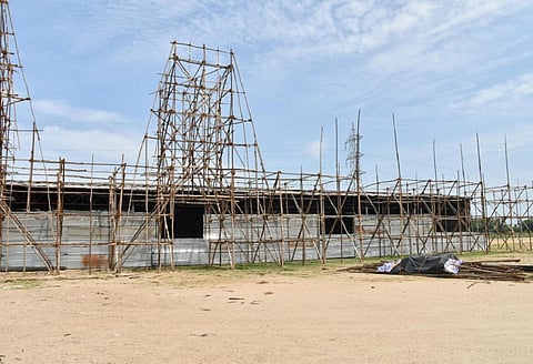 மதுரை ரிங் ரோட்டில் நடைபெறவுள்ள முருக பக்தர்கள் மாநாட்டுக்கான பந்தல் அமைக்கும் பணி. | படம்: எஸ்.கிருஷ்ணமூர்த்தி