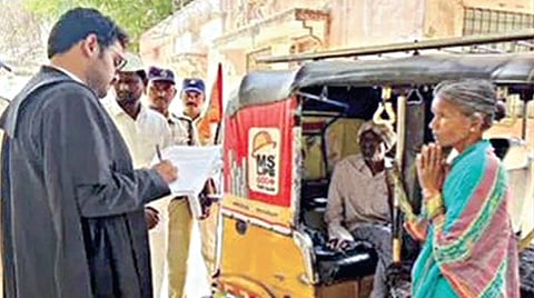 நீதிமன்றத்தின் வெளியே நடக்க முடியாத வயதான தம்பதியிடம் விசாரணை நடத்தும் நீதிபதி சாய் சிவா.